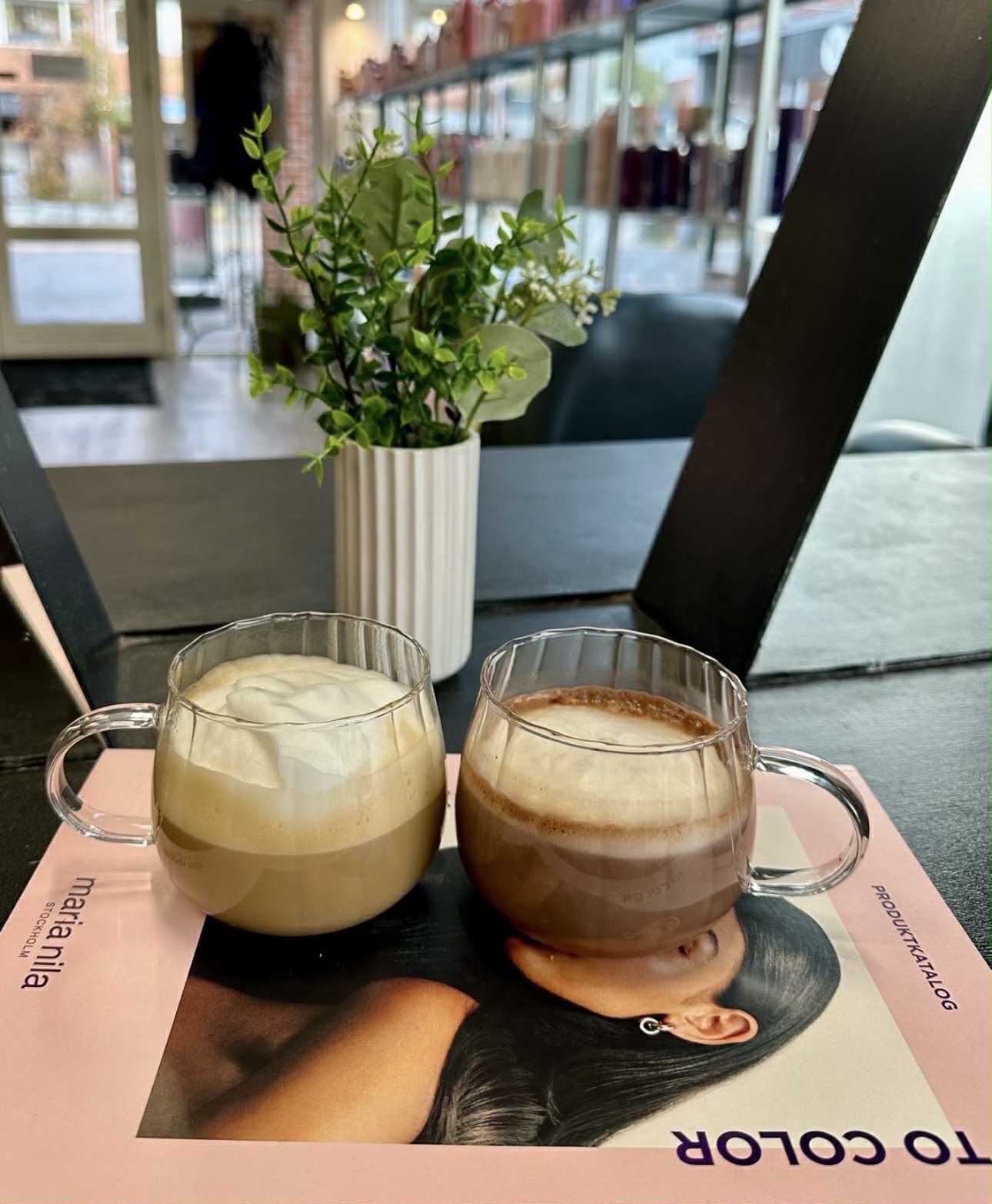 En kop kaffe og kakao, der står på et bord i salonen.